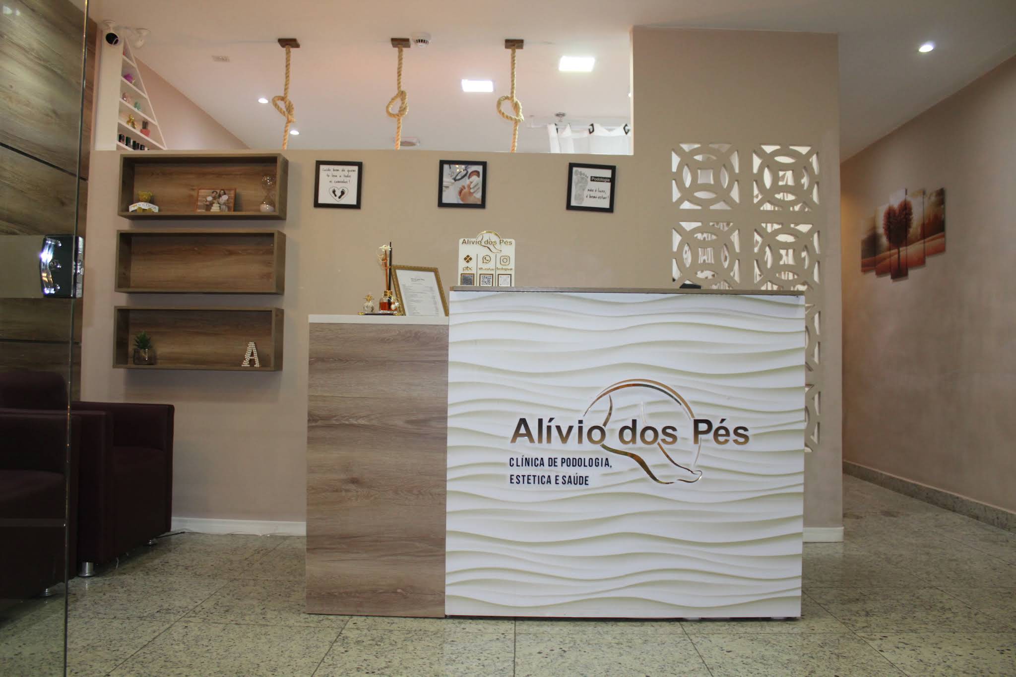 Recepção da Clínica Alívio dos Pés com balcão branco ondulado